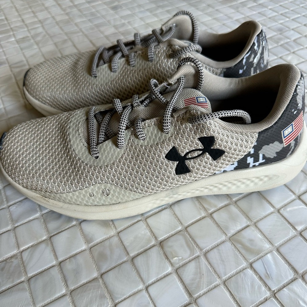 Under Armour Beige Mesh Trainers with Black Logo and Camo Heel - Picture 3 of 6